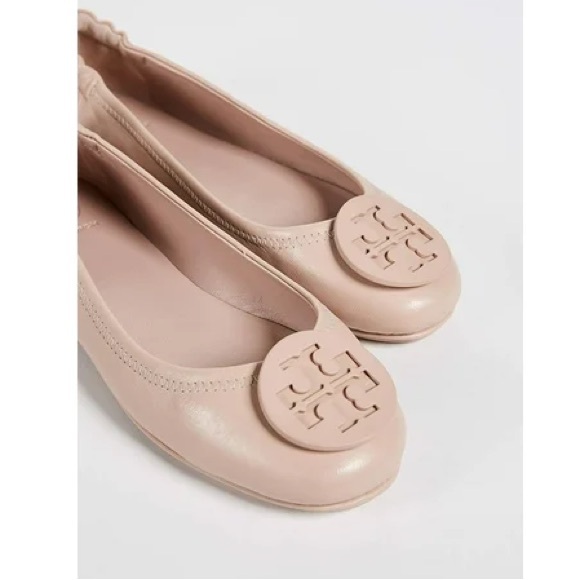Tory Burch MINNIE TRAVEL BALLET WITH LEATHER LOGO. In Goan Sand. Size 8.5. - Picture 2 of 7